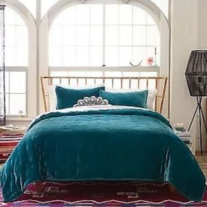 NWOT full/queen teal tufted quilt